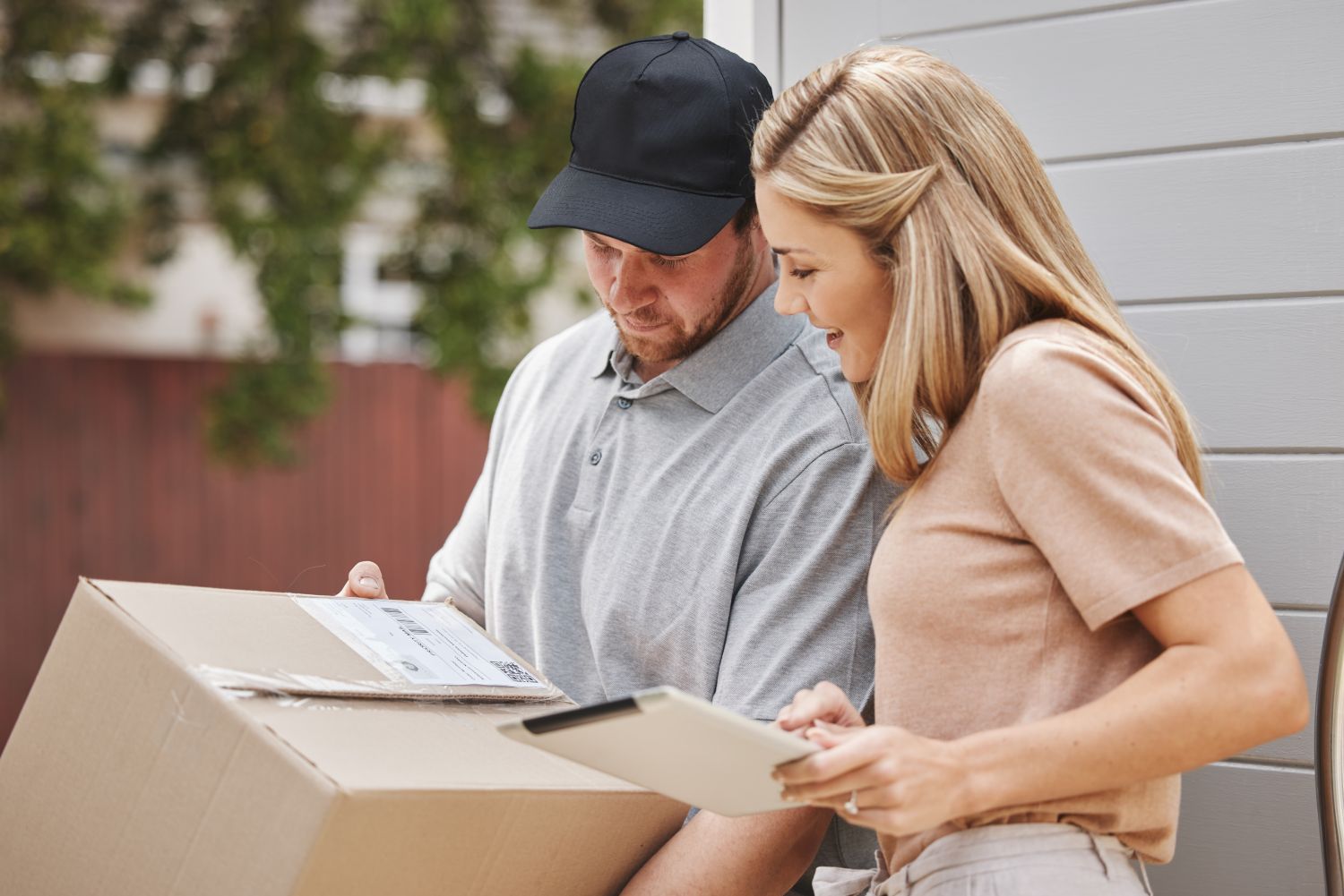 Dropshipping czy własny magazyn – co lepsze dla logistyki Twojego sklepu?